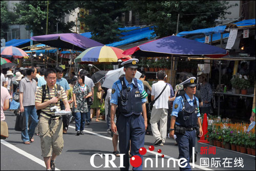 在牽牛花市上巡邏的日本警察 攝影:張國清